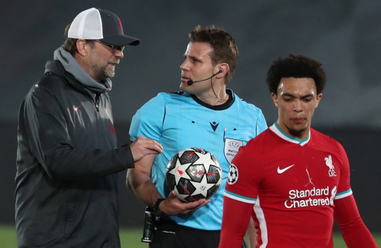 球队的整体防守太完整了（这支球队的整体防守堪称无懈可击）