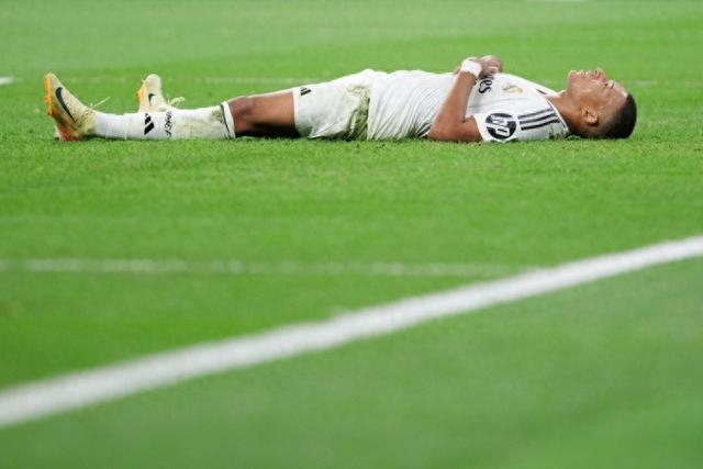 足球中超升班马爆冷击败卫冕冠军，全网热议（中超升班马掀翻卫冕冠军引爆全网热议）