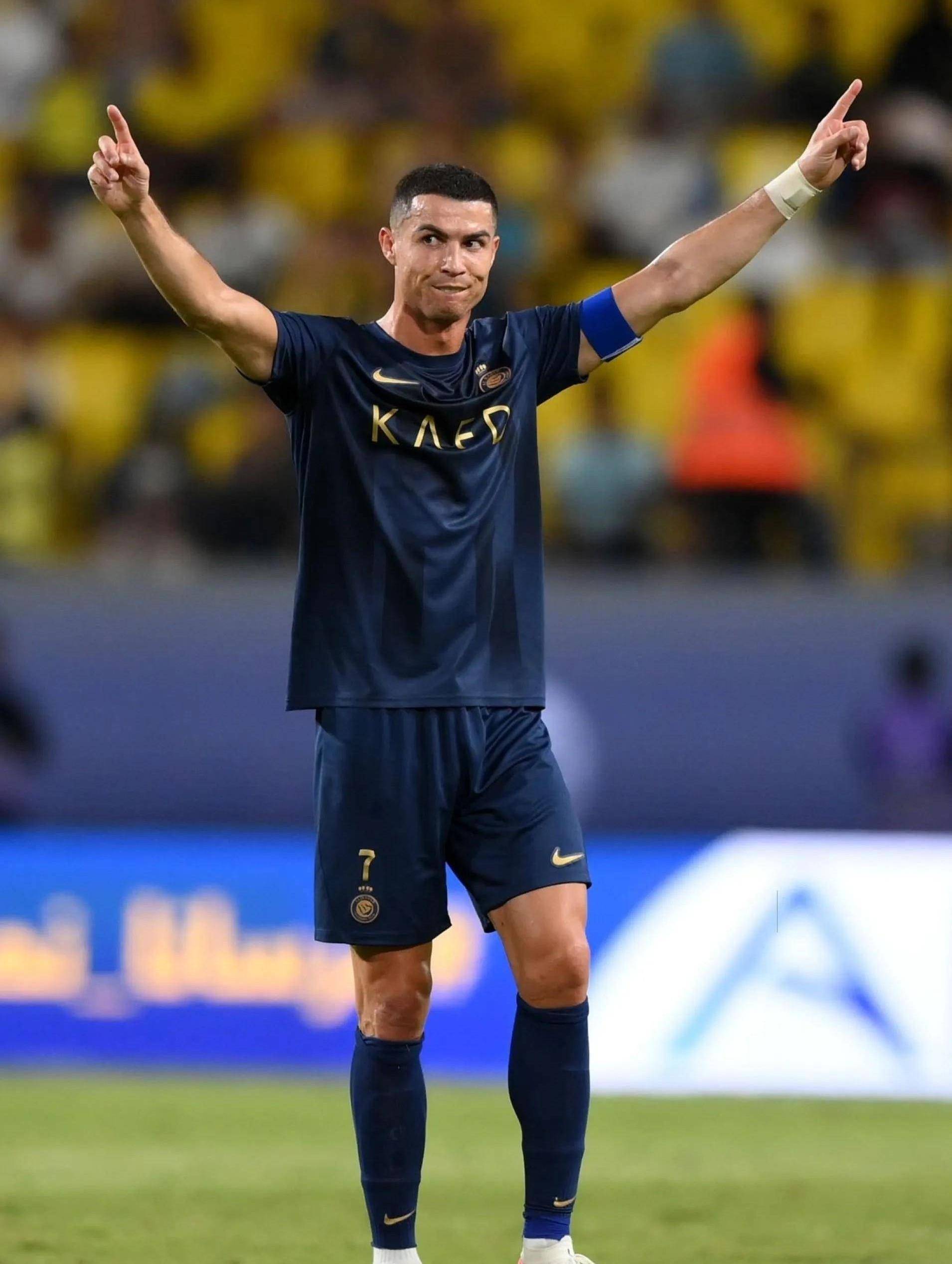 鲁媒：陈泽仕和依木兰今天抵达成都，参加U22国足的训练备战（鲁媒：陈泽仕与依木兰今日抵达成都，随U22国足展开训练备战）