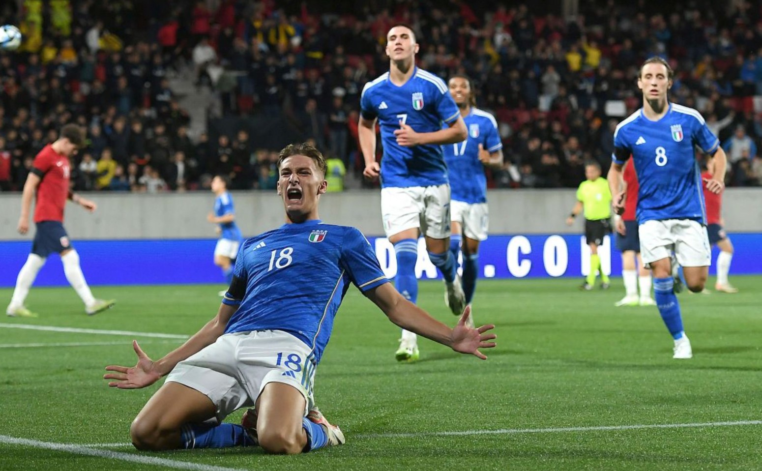 “这才是真正的足球”，特朗普提议给美式橄榄球改名（特朗普建议为美式橄榄球更名：这才是名副其实的足球）