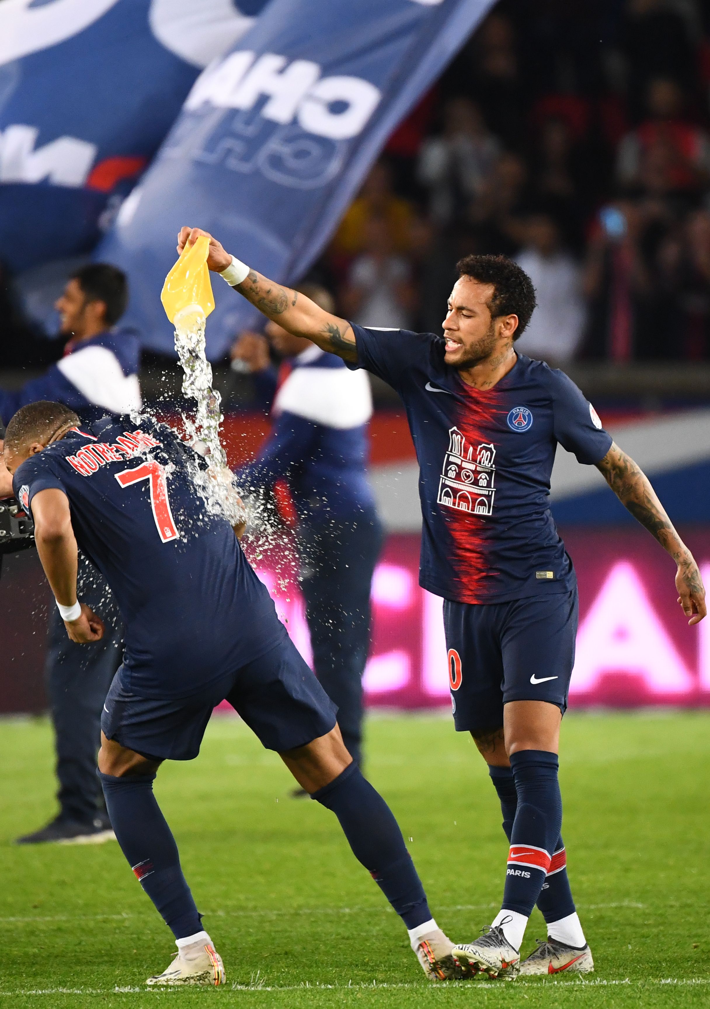 足球中超本轮进球大爆发，单轮轰入32球（中超本轮火力全开，单轮斩获32球）