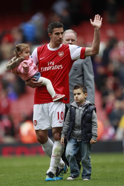 曼联考虑签下巴莱巴，期待填补中场空缺，暂无戈麦斯交易计划。（曼联有意引进巴莱巴补强中场，戈麦斯转会暂不推进）