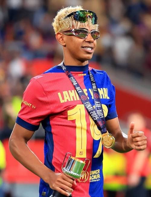 圣保利主帅调侃凯恩：去年他踢我们那脚射门，球现在还在飞吧（圣保利主帅打趣凯恩：去年那脚对我们射门，球至今还在飞）