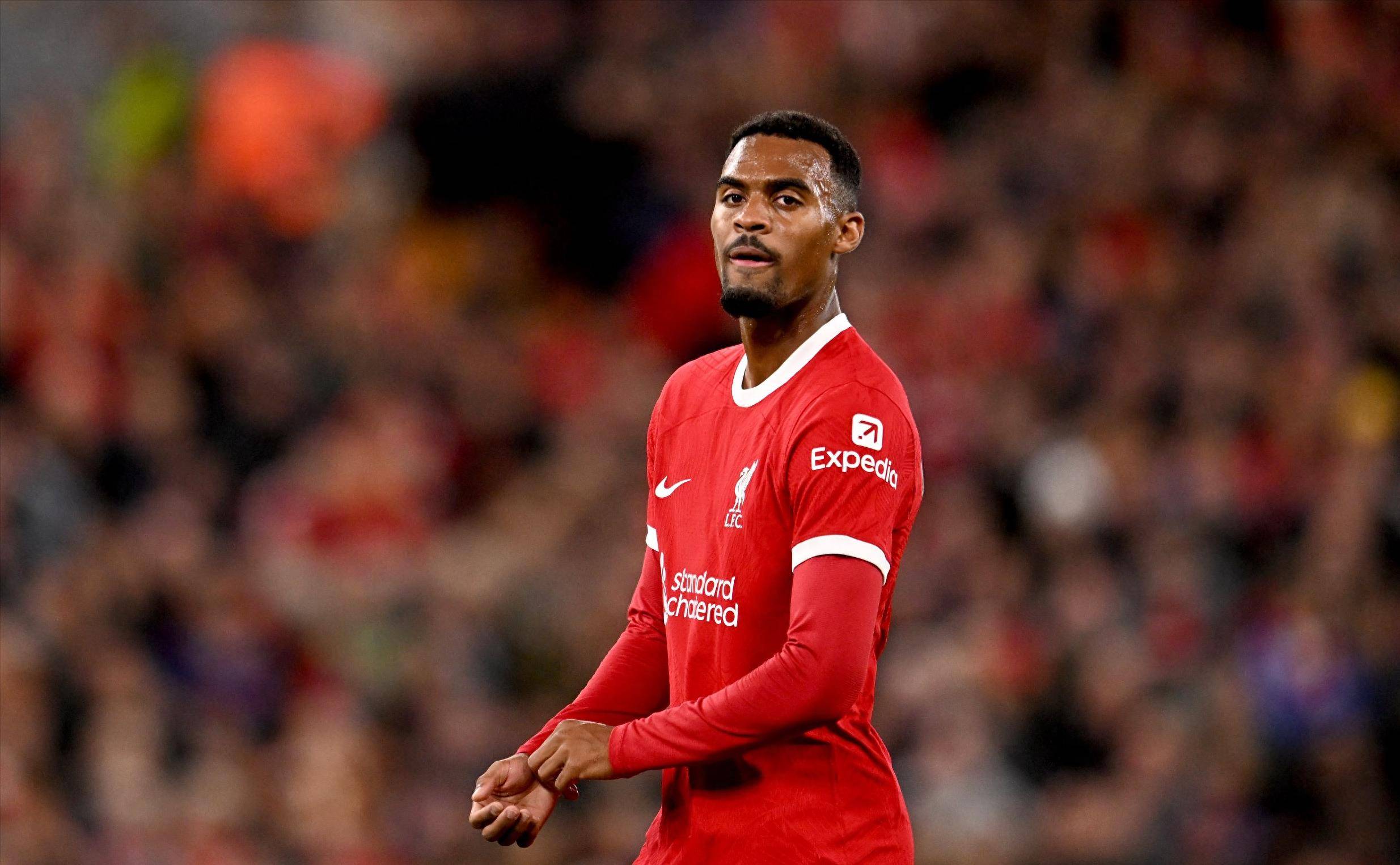 法尔克：赫内斯欣赏施洛特贝克，能否签下要看于帕的续约情况（法尔克：赫内斯青睐施洛特贝克，引进与否取决于于帕续约进展）