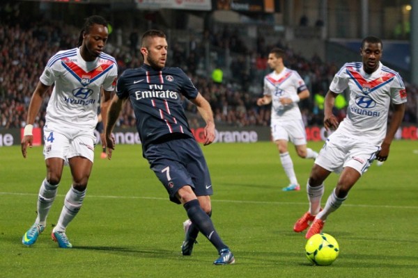 正随巴西在枪手基地训练，维尼修斯与多名阿森纳青训球员合影（维尼修斯随巴西队在阿森纳基地训练，并与多位枪手青训小将合影）