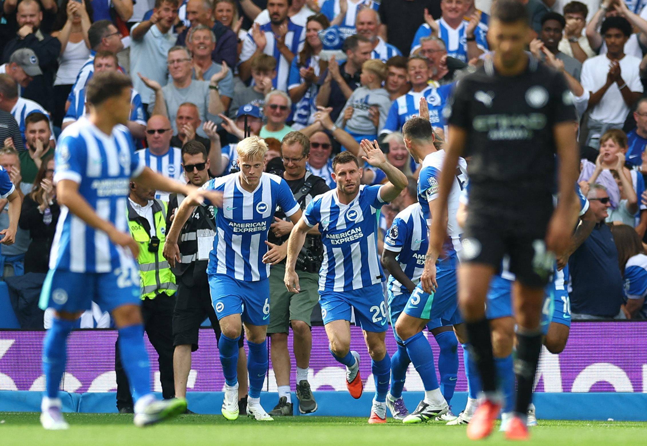 队记：斯玛特因背部伤势，将缺席今天对阵独行侠的比赛（队记者称斯玛特背伤将缺席今日战独行侠）