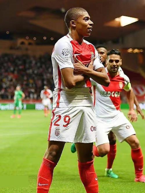 C罗新联赛完成帽子戏法（C罗在新联赛上演帽子戏法）