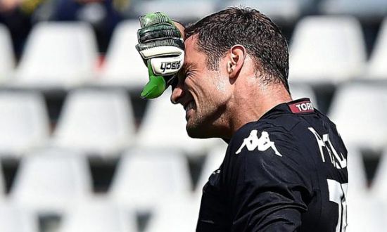 欧冠赛前穆里尼奥与两名昔日弟子重逢，并亲吻了斯内德的光头（欧冠赛前，穆里尼奥与两位旧将相聚，并亲吻斯内德的光头）