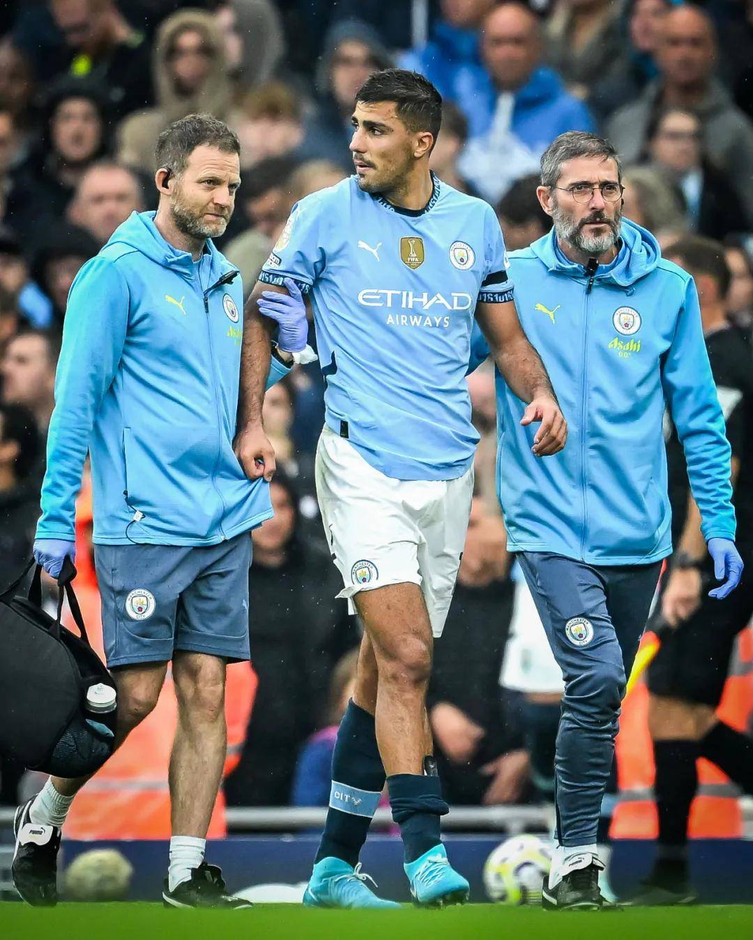 TA：曼城明夏可能签右后卫和右边锋，他们仍在关注利夫拉门托（TA：曼城或在明夏引进右后卫和右边锋，利夫拉门托仍在考察名单）