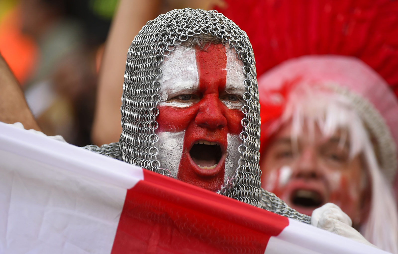 波兰足协谴责投掷烟火球迷：绝不容忍任何违反安全规定的行为（波兰足协痛斥向场内投掷烟火的球迷：对任何破坏安全的行为零容忍）