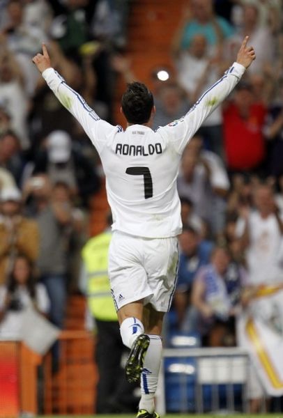 欧文突破防守造成杀伤球成功（欧文强突防线制造杀伤并得手）