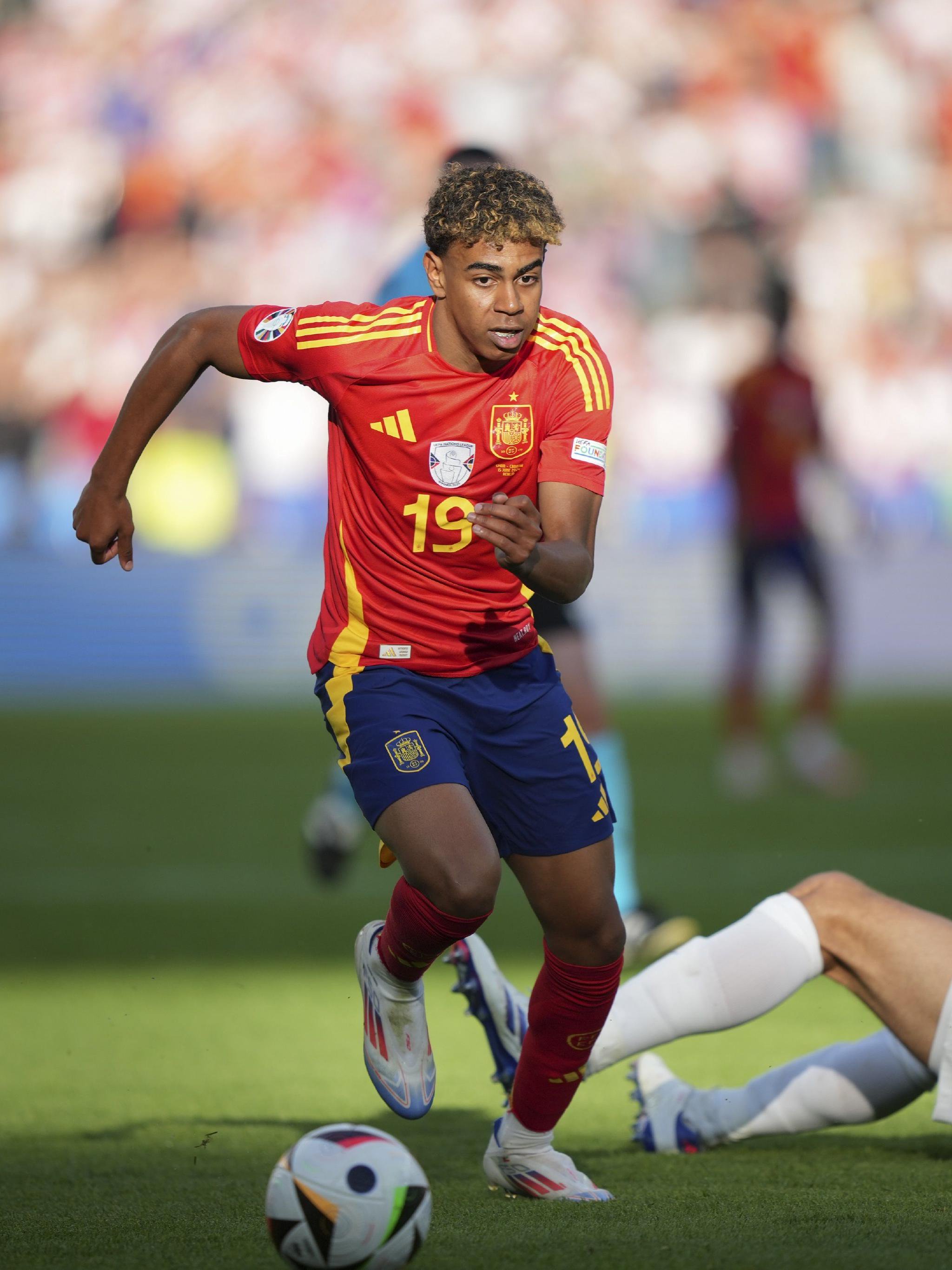 湖人逆转勇士詹姆斯狂砍34分（詹姆斯34分领衔湖人逆转击败勇士）