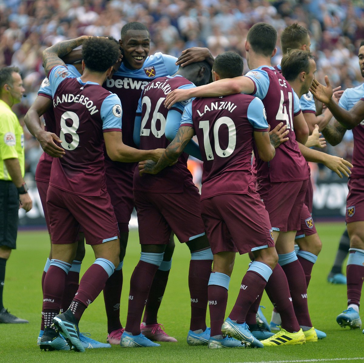 中超联赛11月最佳阵容出炉：法比奥、吴曦、王燊超领衔（中超11月最佳阵容揭晓：法比奥、吴曦、王燊超领衔）