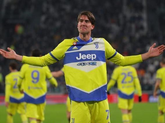 迪乌夫：过去我从没踢过右路，但只要能帮助球队我都愿意去做（迪乌夫：虽未踢过右路，只要有利球队我愿意尝试）