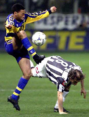 西媒：因提前将C罗替换下场，利雅得胜利主帅遭球迷猛批（西媒：提前换下C罗惹争议，利雅得胜利主帅遭球迷炮轰）